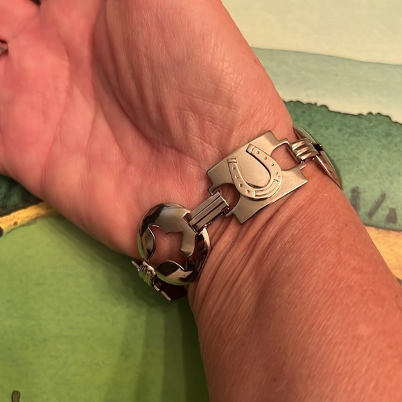 Western Fashion Bracelet Silver Tone Light Weight with strong clasp. - Picture 5 of 5